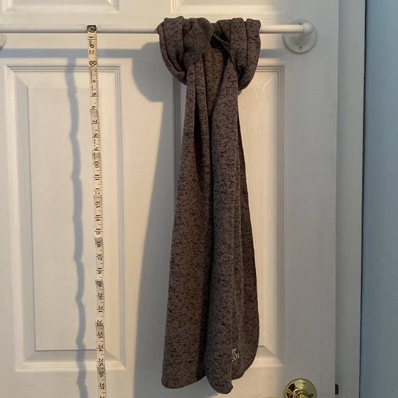 NwoT Grey Scarf from feature Film The Boy Next Door - Picture 6 of 6